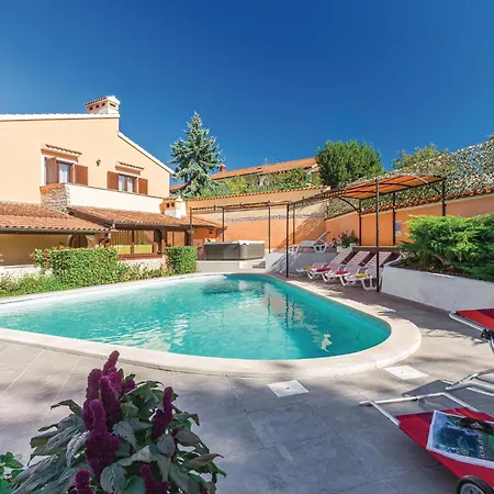 Holiday home Cozy In With Outdoor Swimming Pool