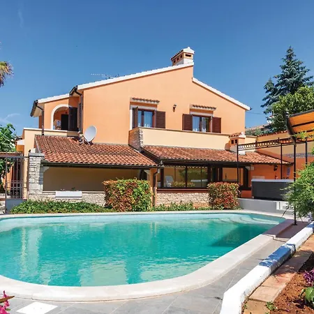 Cozy In With Outdoor Swimming Pool Holiday home Pula