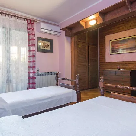 Cozy In With Outdoor Swimming Pool Pula