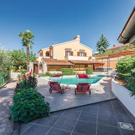 Holiday home Cozy In With Outdoor Swimming Pool
