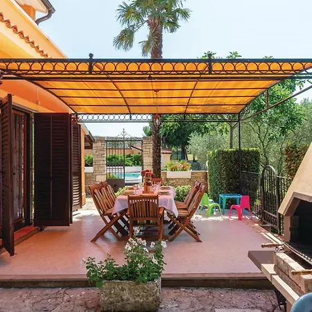 Holiday home Cozy In With Outdoor Swimming Pool
