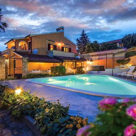 Cozy In With Outdoor Swimming Pool Holiday home *