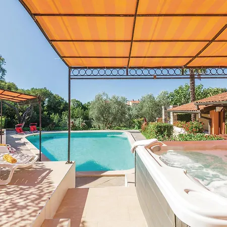 Cozy In With Outdoor Swimming Pool *