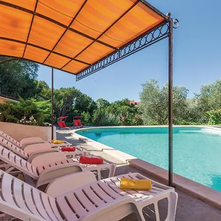 Cozy In With Outdoor Swimming Pool Pula