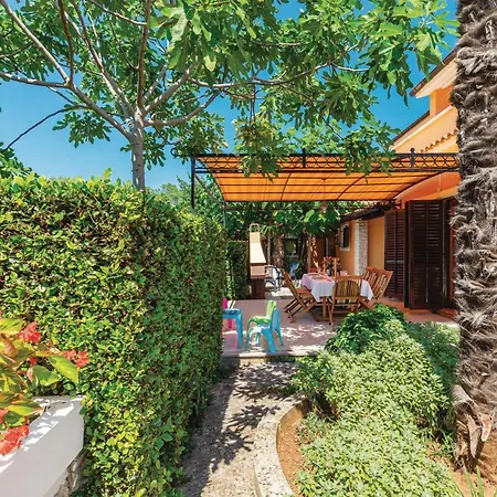 Cozy In With Outdoor Swimming Pool Holiday home